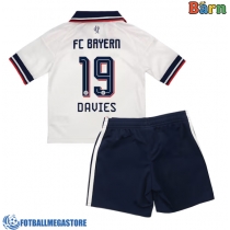 Fotballdrakt Barn Bayern Munich Alphonso Davies #19 Bortedraktsett 2026-27 Kortermet (+ Korte bukser)